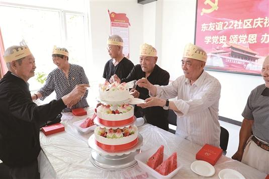 01东友谊22社区为老人庆祝生日.jpg