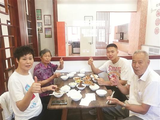 04居家社区养老服务中心的“爱心餐厅”受到居民一致好评.jpg